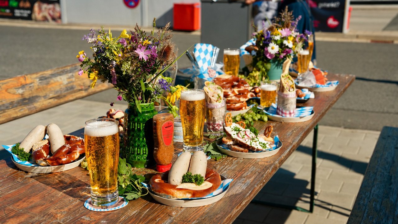 Bild_Bayerische_Wochen_mit_gefüllten_Biergl_asern.jpg