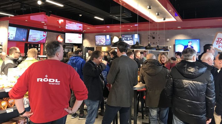 Viele Gäste bei der offiziellen Eröffnung in der AVIA Nürnberger Straße Neumarkt